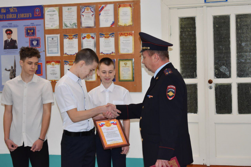 В ОМВД России по Константиновскому району вручили благодарственные письма школьникам