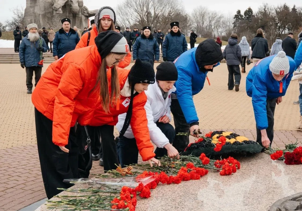 К мемориалу «Памяти жертв фашизма» в Змиевской балке возложили цветы