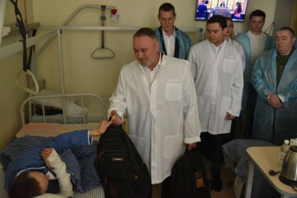 «Единая Россия» поздравила проходящих лечение в Ростове-на-Дону участников СВО с наступающим Днем защитника Отечества