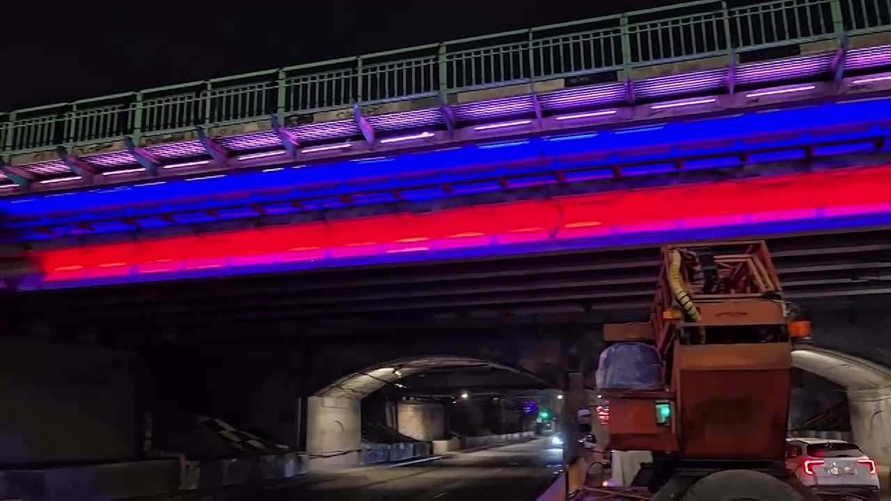 Мост в Ростове засветился цветами российского триколора