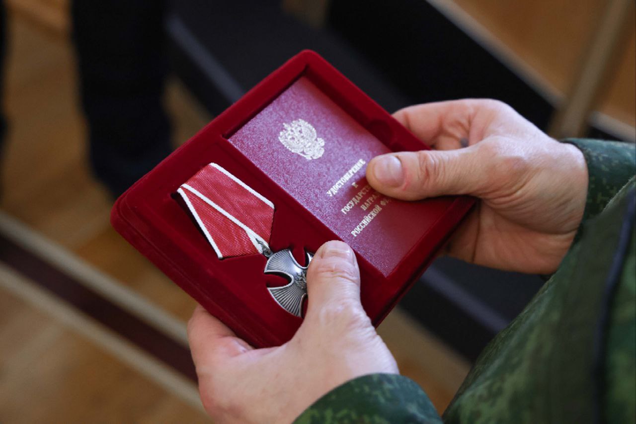 Депутаты Гордумы передали мужу погибшей в зоне СВО ростовчанки Орден Мужества