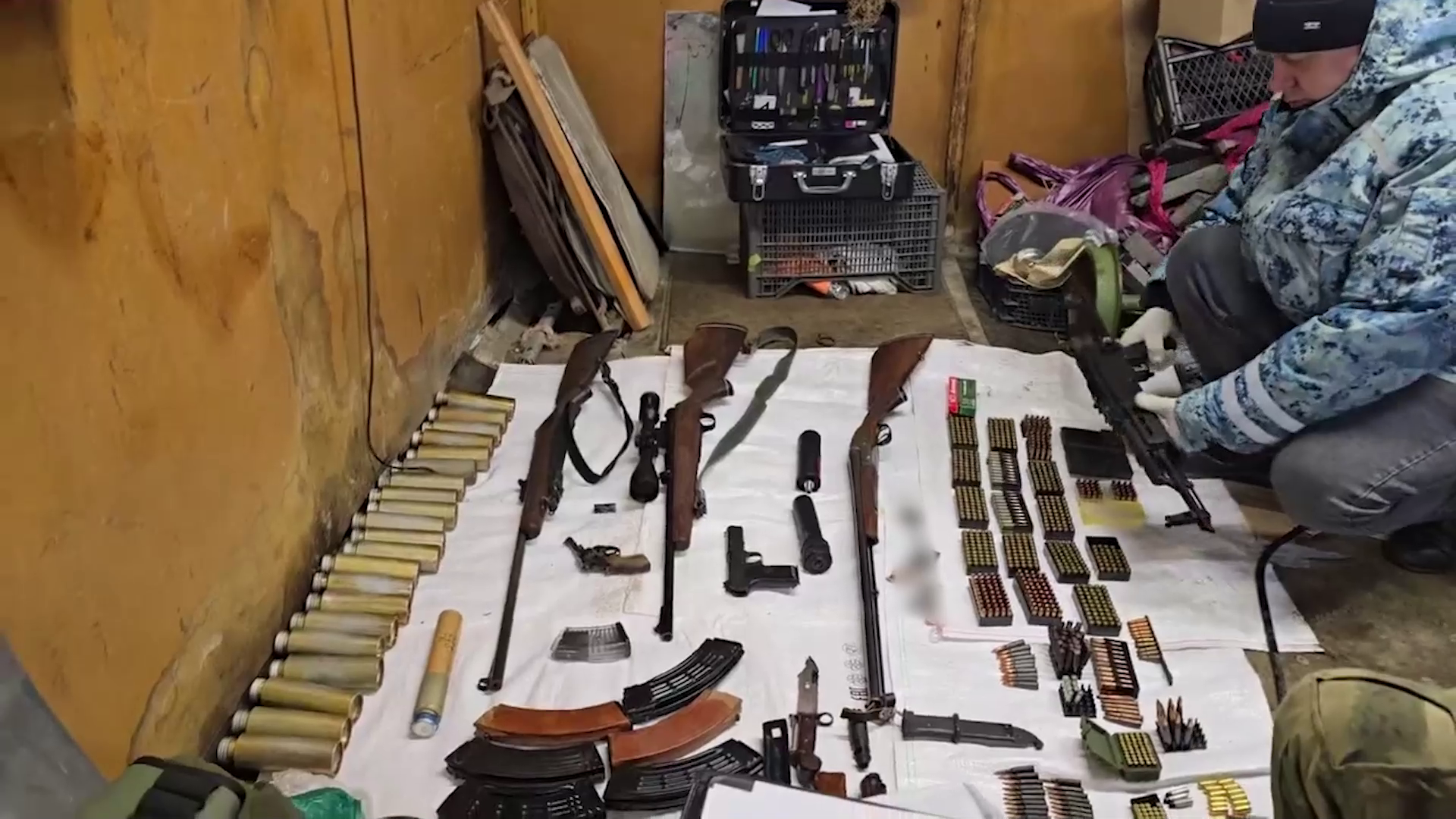 Ростовская полиция подозревает отца и сына из Азова в незаконном обороте взрывчатых веществ и наркотиков