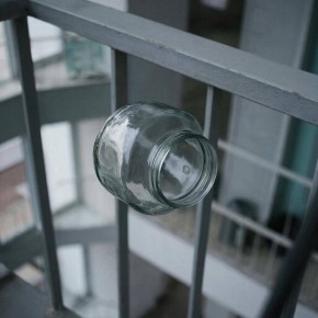 В Ростове суд отправил мужчину в колонию на пять лет за то, что он неудачно бросил банку с балкона