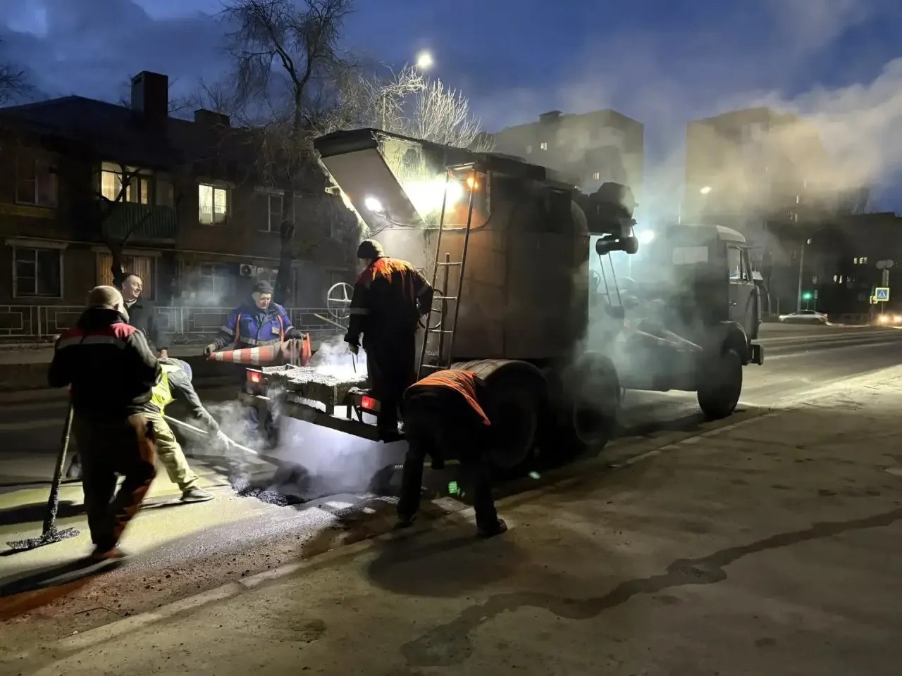 В Шахтах продолжается ямочный ремонт дорог