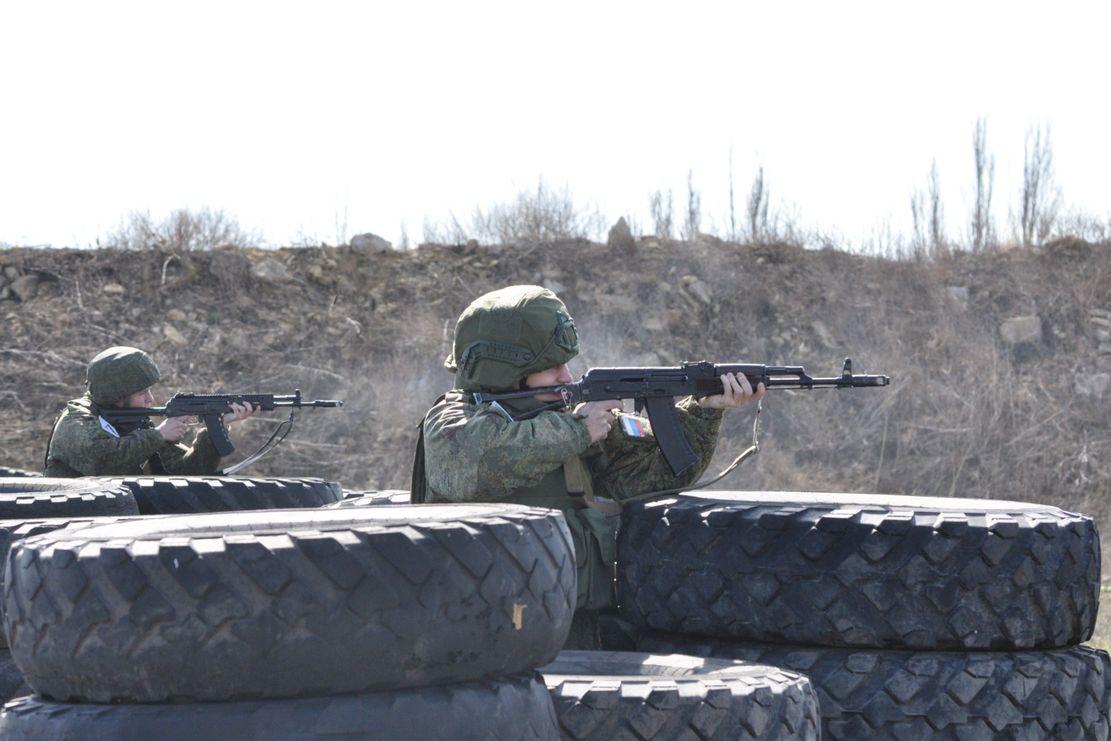 Военнослужащие, заключившие контракт с Минобороны России, получают навыки штурмовых действий