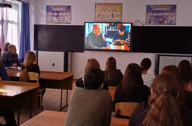 В Цимлянском районе председатель Общественного совета провел урок профориентации для выпускников