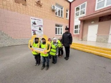 Акцию «Шагающий автобус» провели для воспитанников детсада в Волгодонске