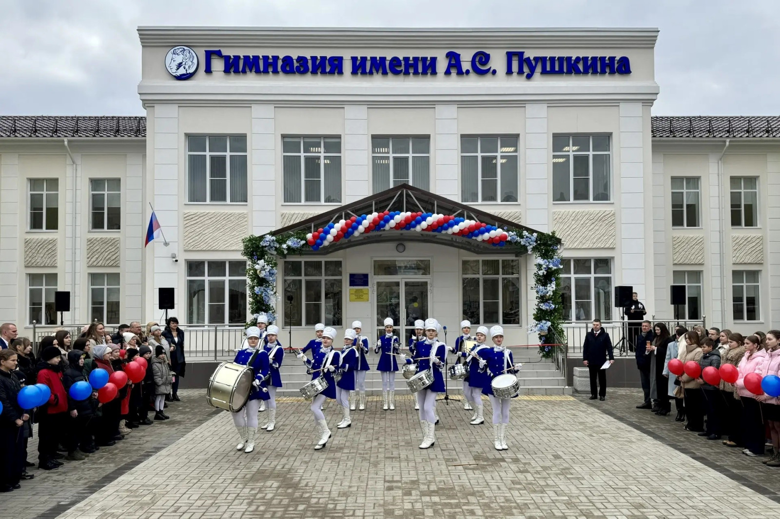 В Шахтах после капитального ремонта открыли гимназию имени А.С.Пушкина