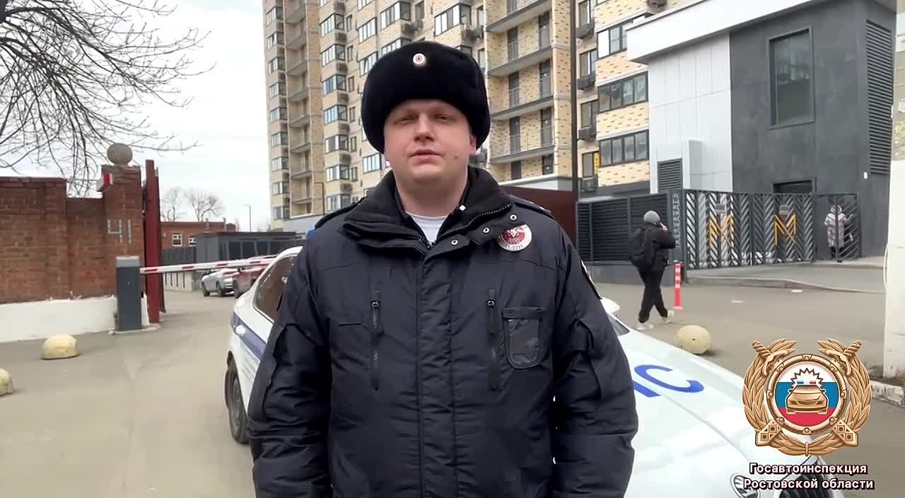 Сотрудники полиции устанавливают обстоятельства ДТП с пострадавшим несовершеннолетним пешеходом