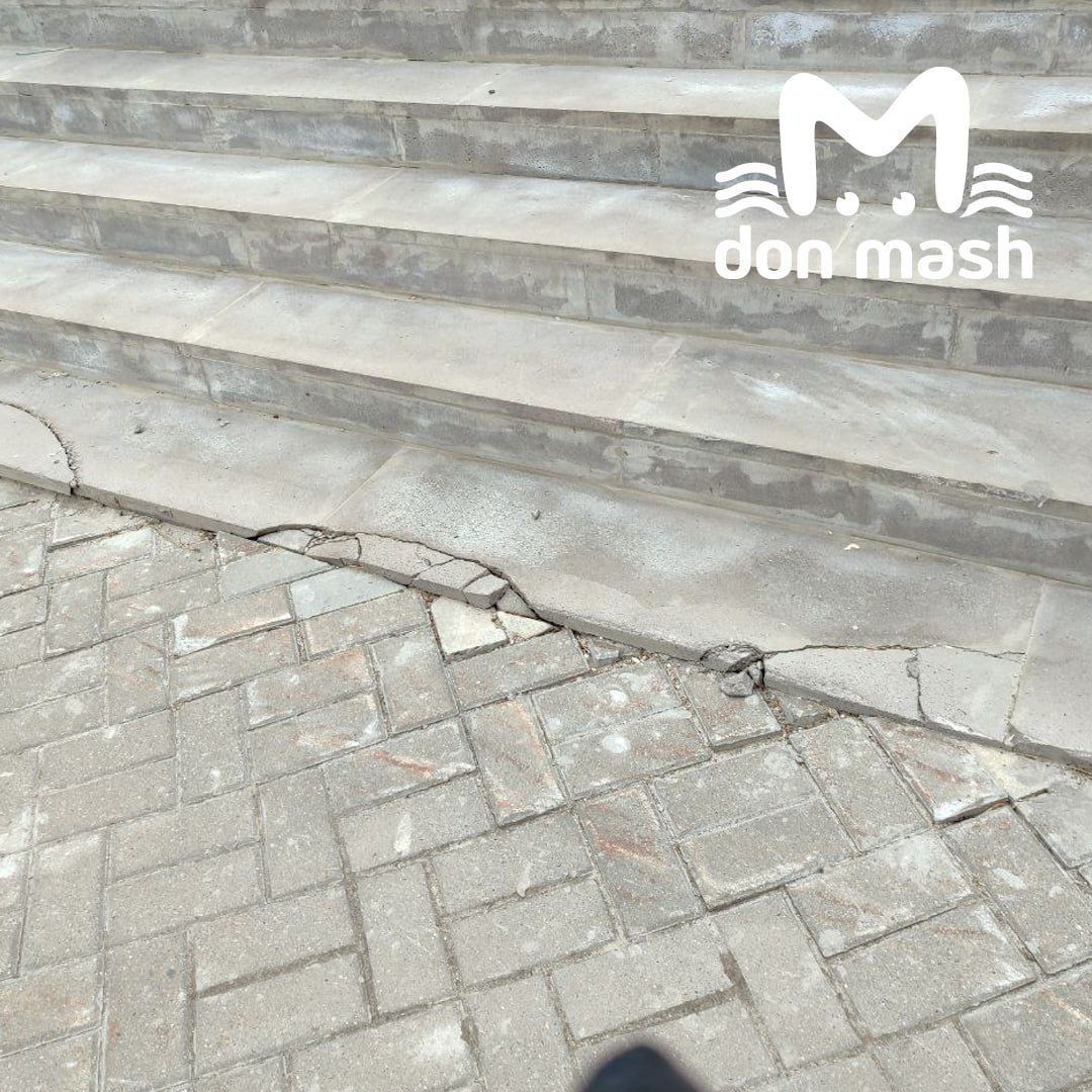 Перед вами лестница возле Молодёжного театра в Ростове