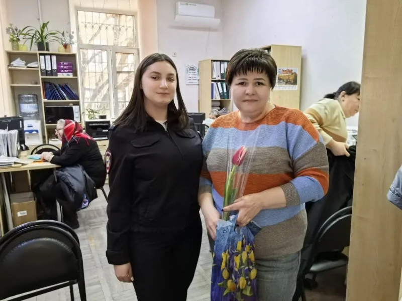 Полицейские Таганрога приняли участие в акции «8 Марта в каждый дом»