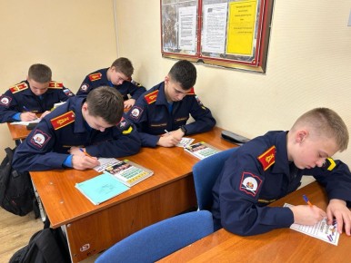 Кадеты Аксайского казачьего корпуса написали письма бойцам