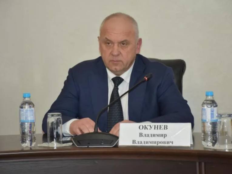 Ещё одно уголовное дело прилетело бывшему министру транспорта Владимиру Окуневу — теперь за взятку в 4,3 млн