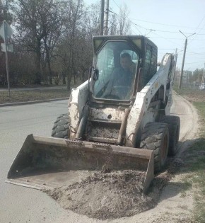 На дорогах Таганрога продолжается очистка прибордюрной части дорог от грязи