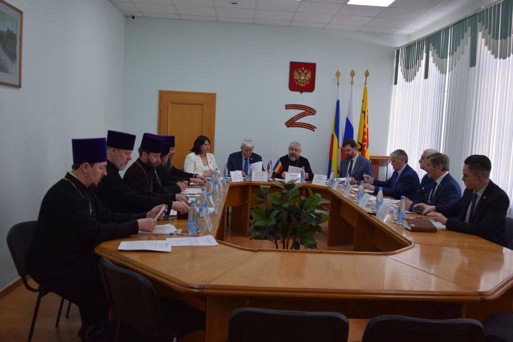 Заместитель Председателя Законодательного Собрания Ростовской области – председатель комитета по аграрной политике Вячеслав Василенко и председатель комитета донского парламента по взаимодействию с общественными...