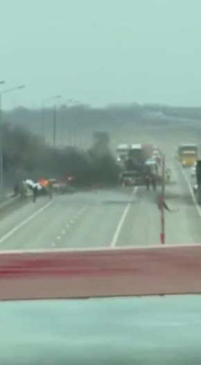 Бензовоз загорелся во время ДТП на трассе между Ростовом и Таганрогом