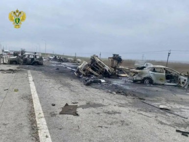 Груда металла осталась от выгоревших машин на месте ДТП с бензовозом на трассе Ростов — Таганрог