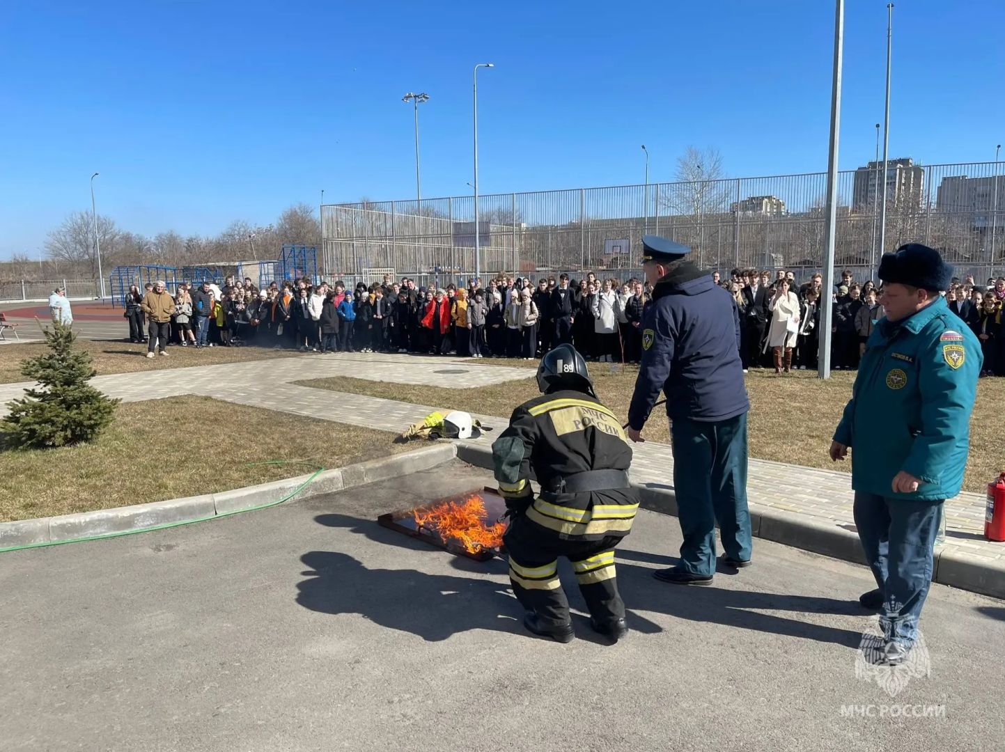 Сотрудники МЧС России проводят уроки безопасности в школах Дона