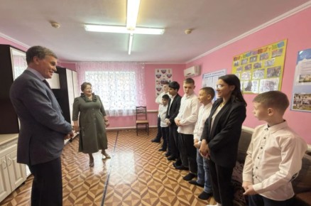 Сергей Суховенко навестил воспитанников Елкинского центра помощи детям