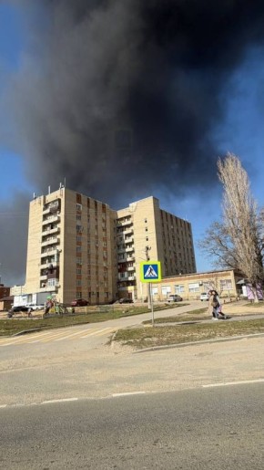 По уточненной информации МЧС, горят склады с горюче-смазочными материалами