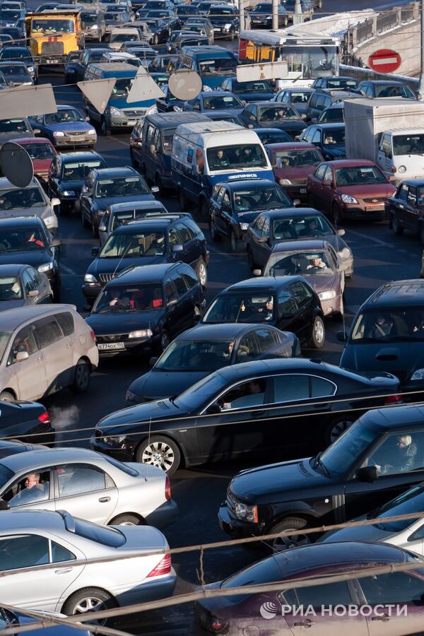 Большинство водителей принципиально не пропускают машины, объехавшие пробку