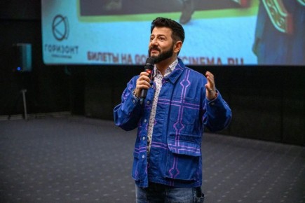 «Если корова в кадре, её нельзя трогать»: Михаил Галустян — о специфике съёмок в Индии