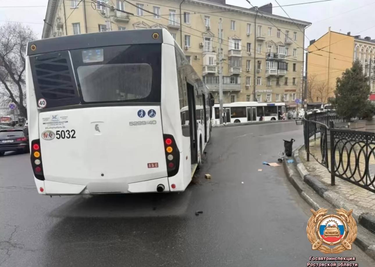 Сотрудники полиции устанавливают обстоятельства ДТП с пострадавшим