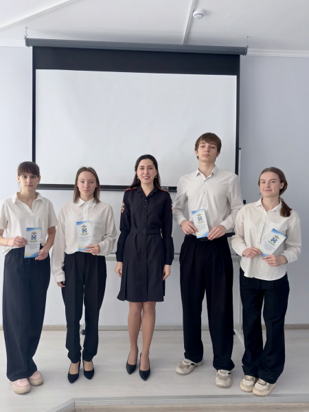 Сотрудник правового отдела ГУ МВД России по Ростовской области провела встречу с учениками