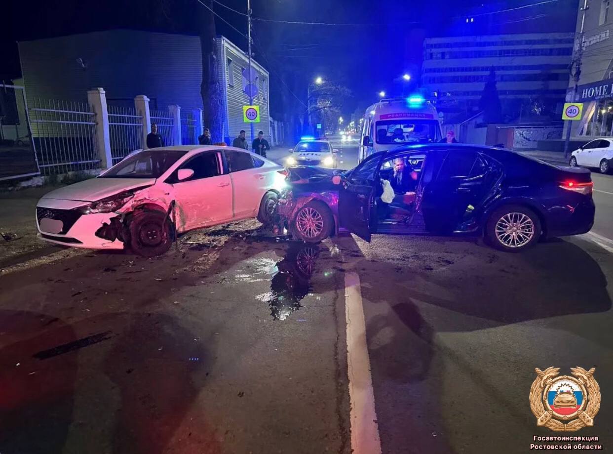 В центре Ростова столкнулись легковушки, двое пострадали