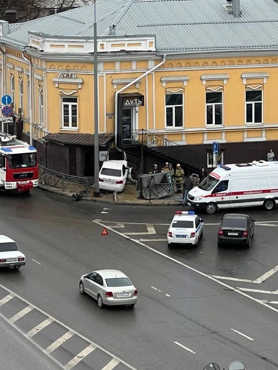 БМВ снесла ограждение и врезалась в здание на выезде с Ворошиловского моста