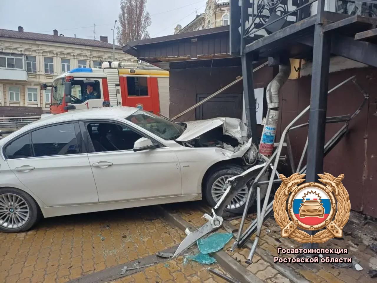 Иномарка влетела в здание на пересечении Ворошиловского и Седова