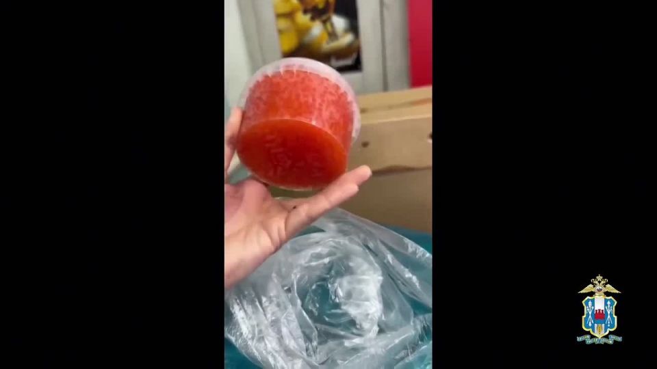 75 килограммов красной икры и 50 килограммов рака без ветеринарных документов изъяли сотрудники донской полиции в одном из магазинов Советского района Ростова