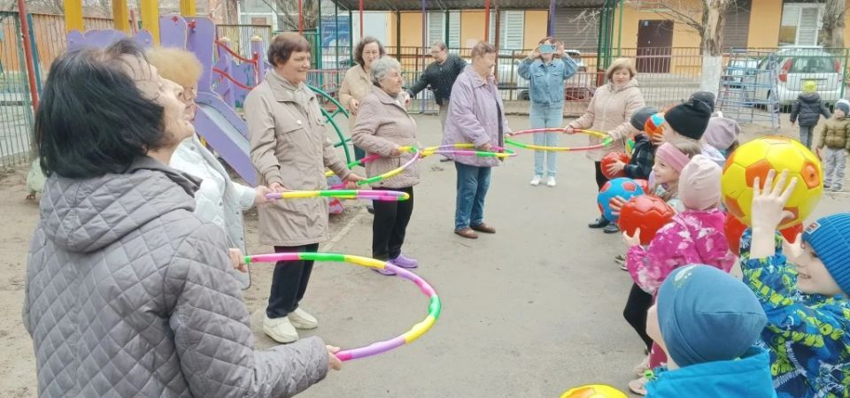 Пожилые ростовчане провели досуг с юными ростовчанами