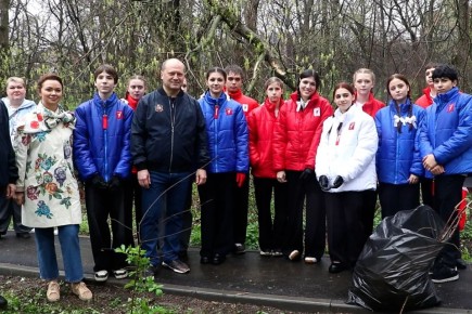 Александр Скрябин принял участие в городском субботнике