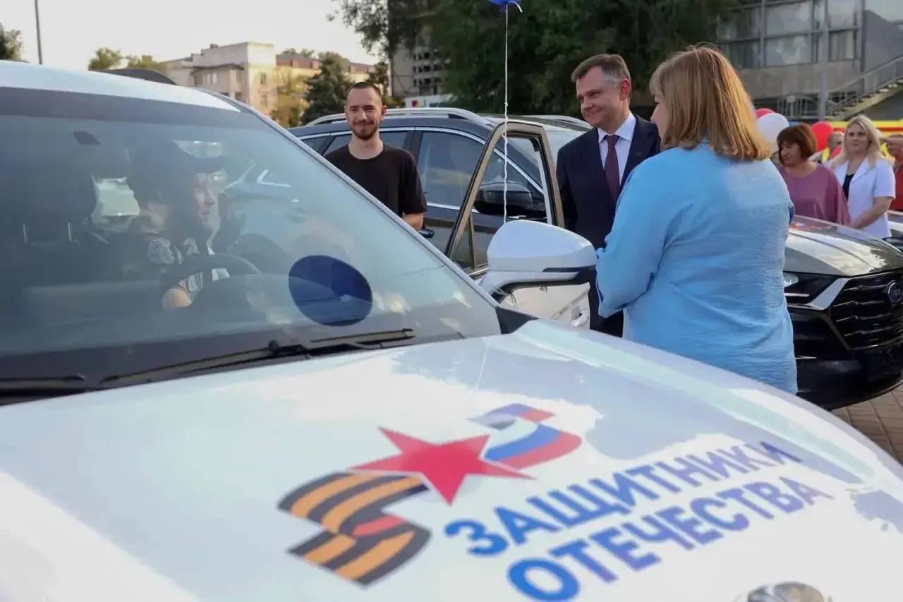 Юрий Слюсарь: Три года назад по решению Президента Владимира Владимировича Путина появился фонд «Защитники Отечества» — и с тех пор он стал настоящей опорой для тех, кто защищает нашу страну