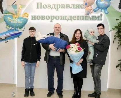 Дирижёр Николай устроил для жены Виктории и новорождённого сына Дмитрия настоящий концерт у ступеней больницы