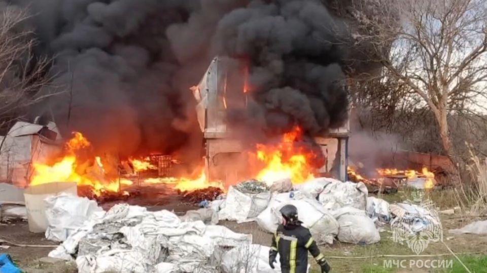В Волгодонске сотрудники МЧС ликвидировали крупный пожар