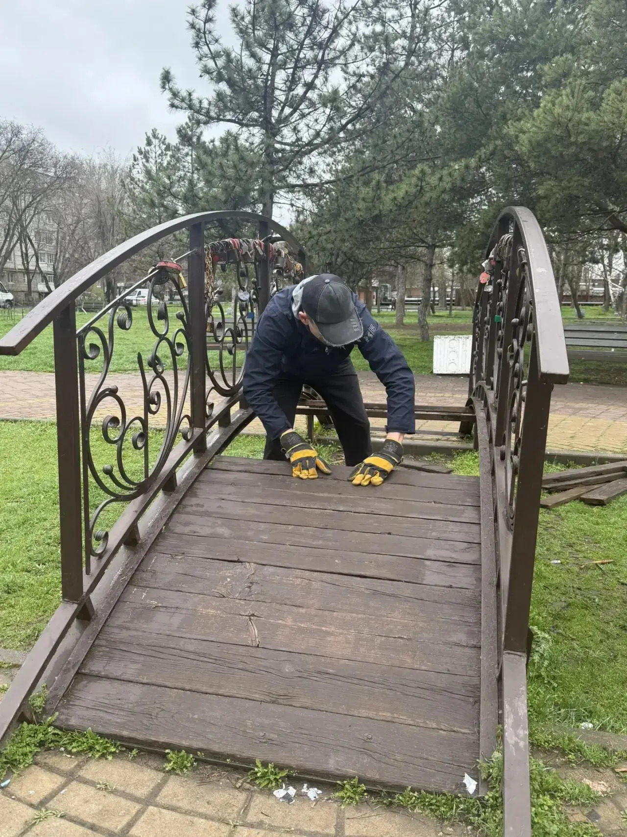 Не ограничились уборкой: в Батайске привели в порядок сквер Авиаторов