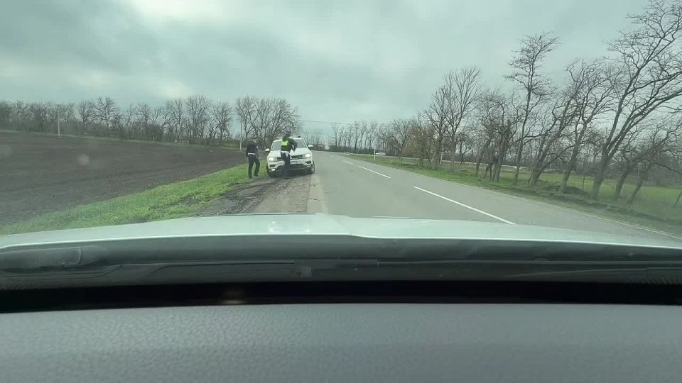 Остановка с риском: почему нужно избегать влажных обочин