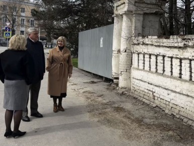 Татьяна Михеева провела мониторинг работ по реставрации Александровских ворот в Таганроге