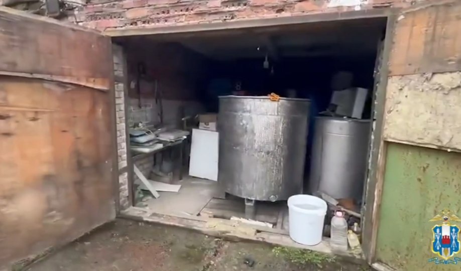 В одном из ростовских гаражей обнаружили установку для незаконного производства алкоголя