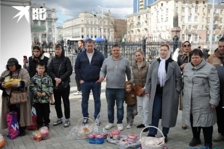Наш корреспондент заснял освящение куличей в ростовском кафедральном соборе