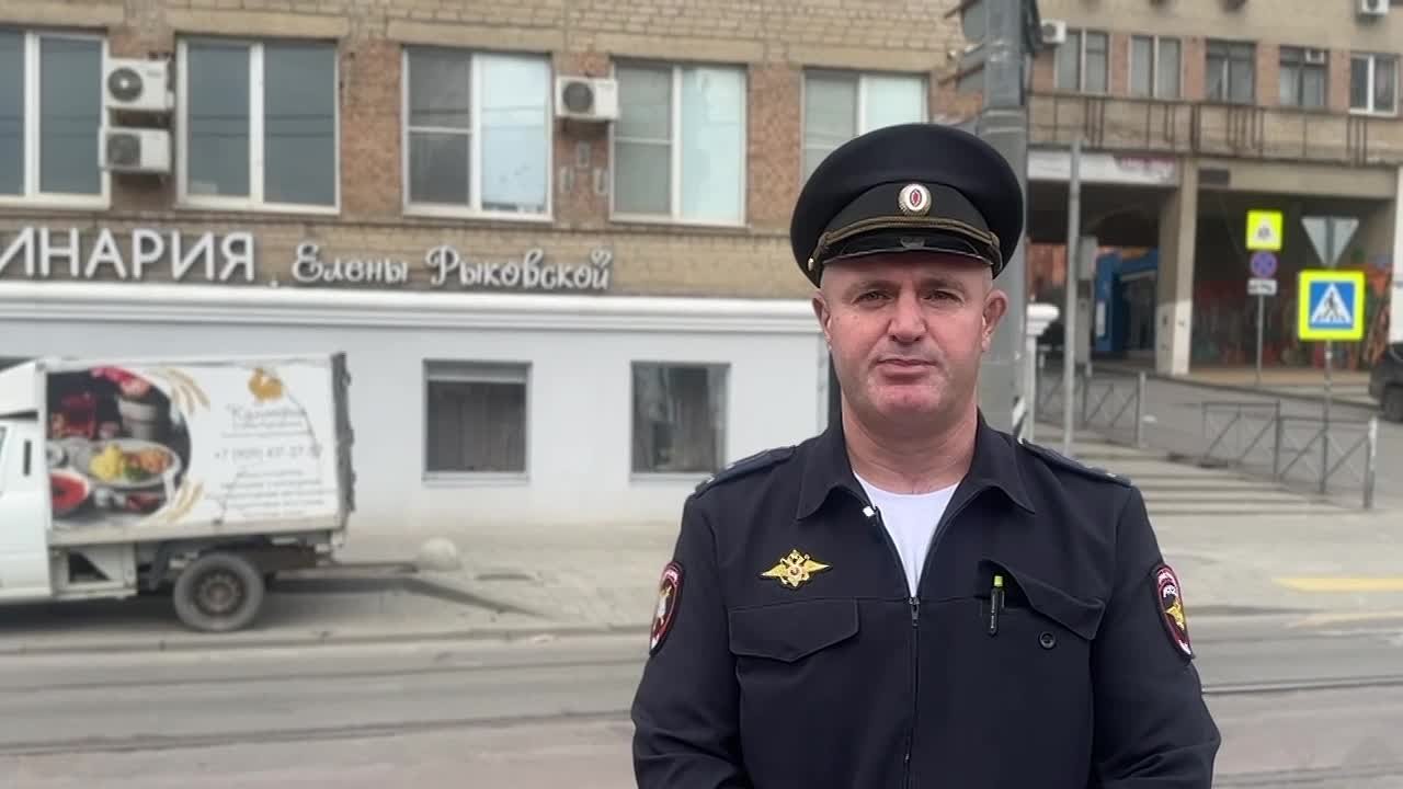 Сотрудники полиции устанавливают обстоятельства ДТП с пострадавшим несовершеннолетним пассажиром