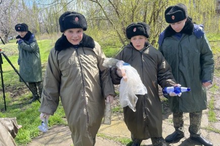 Кадеты Шахтинского казачьего корпуса навели порядок у мемориального комплекса в поселке Красина