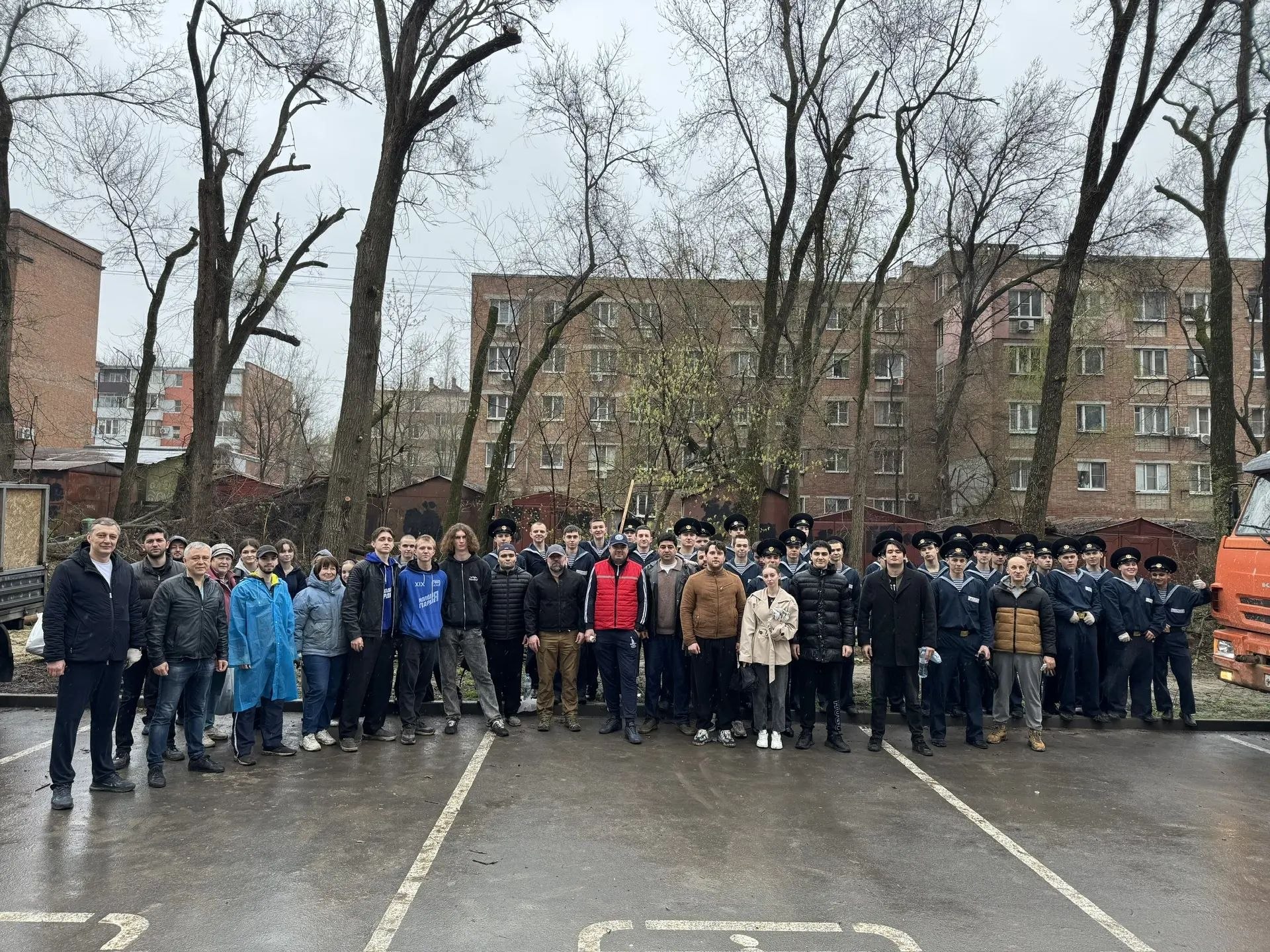 Раджив Мирзалиев принял участие в субботнике в Пролетарском районе Ростова-на-Дону