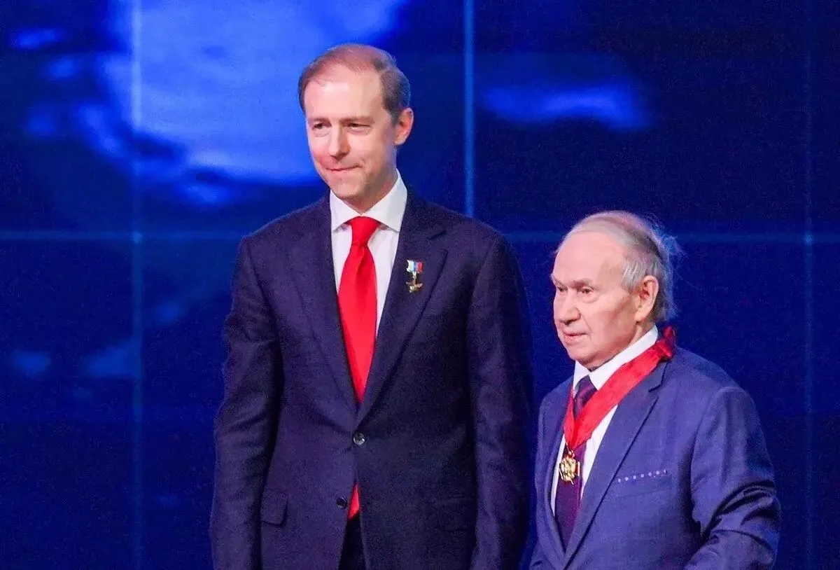 Генеральному директору — главному конструктору ООО «Центр тренажеростроения и подготовки персонала» Валентину Шукшунову вручили Орден «За заслуги перед Отечеством» II степени