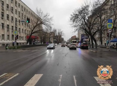 Сотрудники полиции устанавливают обстоятельства ДТП с пострадавшим