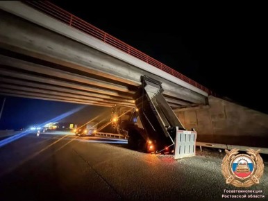 Водитель грузовика врезался в мост на М-4 поднятым кузовом