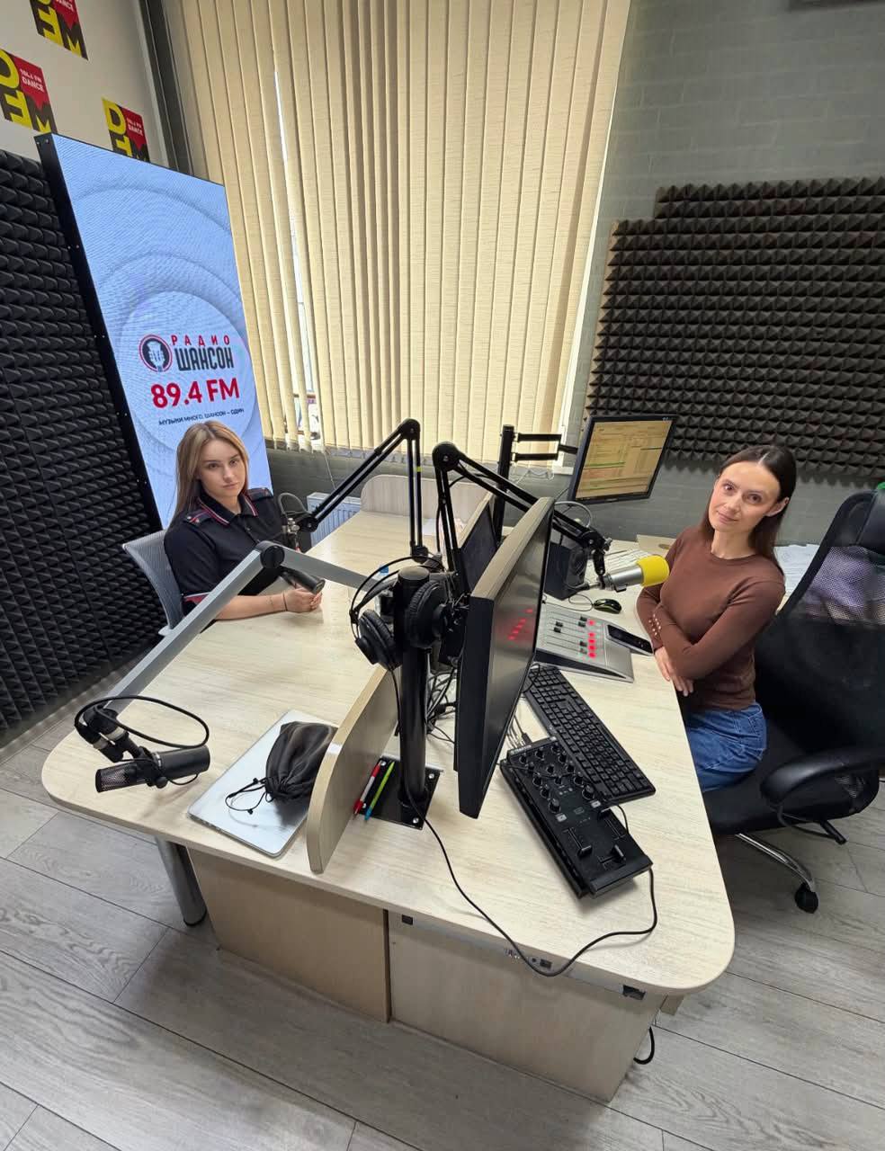 Сегодня в прямом эфире «Радио Шансон» 89.4 в выпуске программы «Диалоги безопасности» в рамках реализации проекта «Безопасность дорожного движения» прозвучала тема: