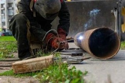 С утра 15 апреля на улице Варфоломеева в Ростове-на-Дону ремонтируют ненадежный участок теплосети